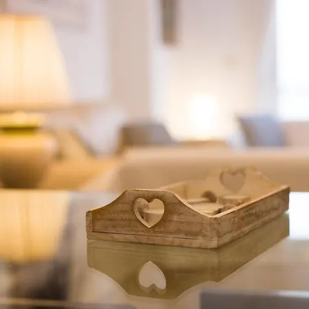Center Location & Parking Free With Largeterrace & Bbq *